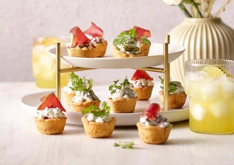 Mini-Tartelettes mit Hüttenkäse und/oder Mostbröckli und Oliven